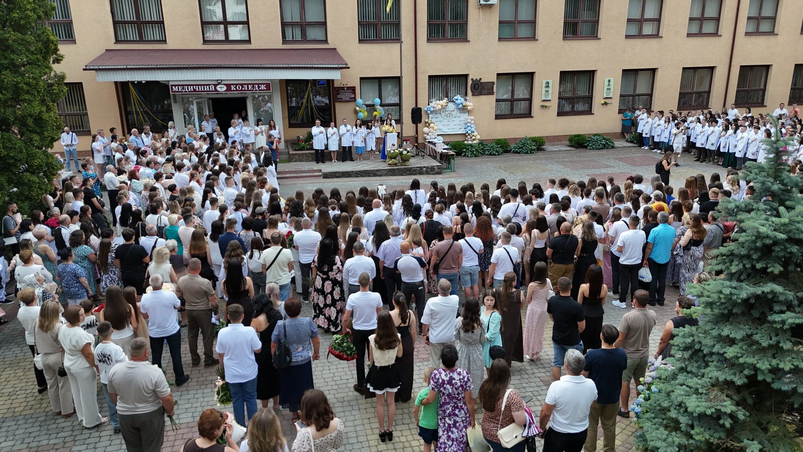Вручення дипломів випускникам