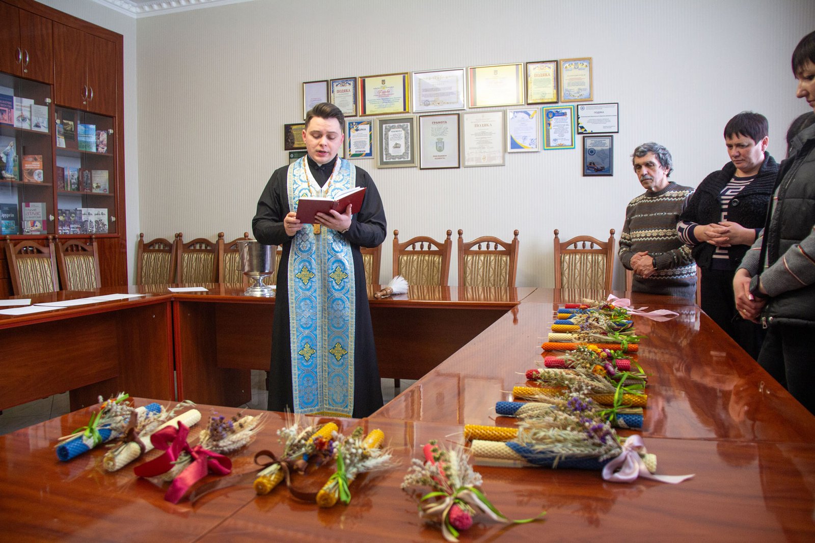 Символ світла, що перемагає  темряву: майстер-клас з виготовлення стрітенської свічки